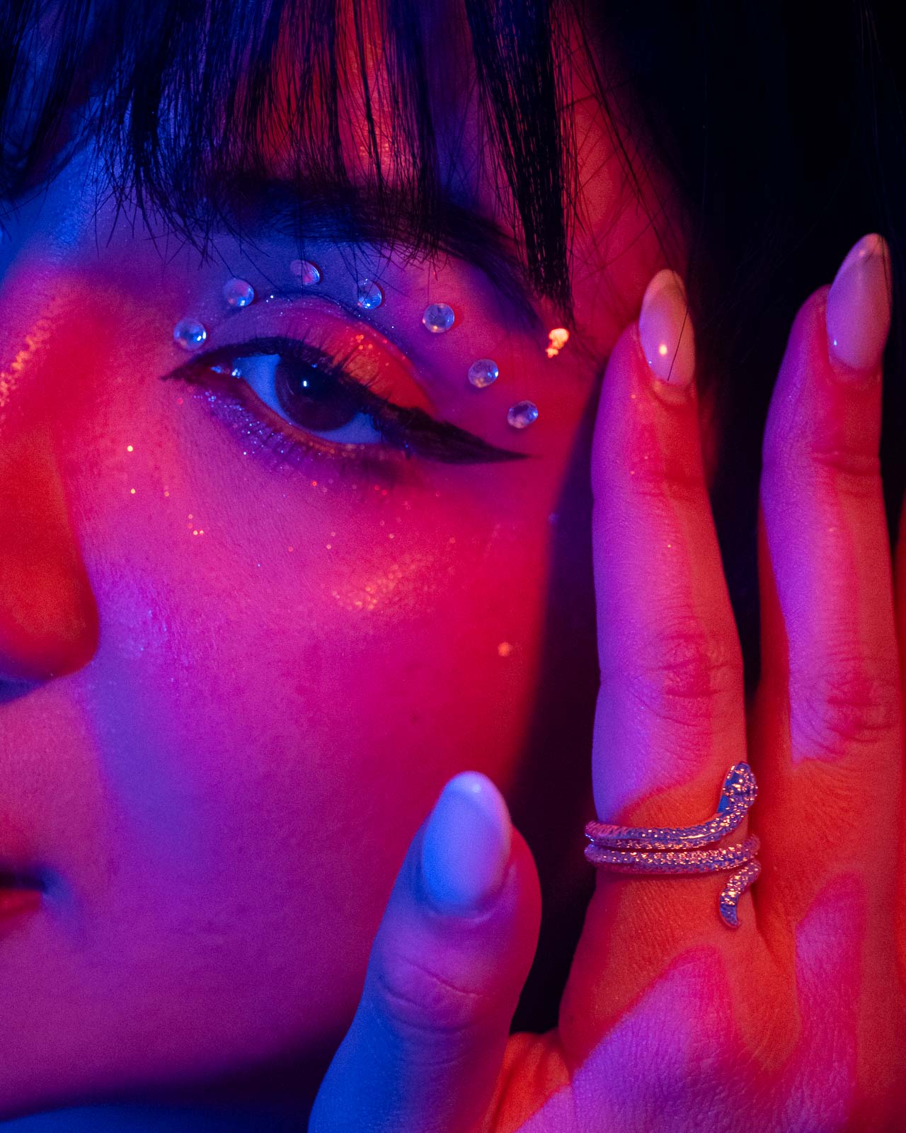 Editorial-Beauty-Porträt in Neonlicht